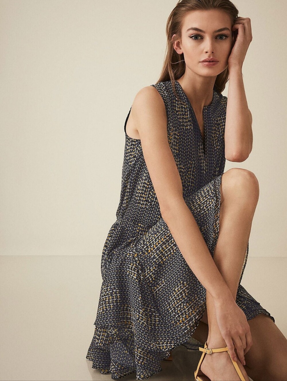 REISS Stefania Printed Day Dress Sleeveless Pintucked Ruffle Hem Size 4